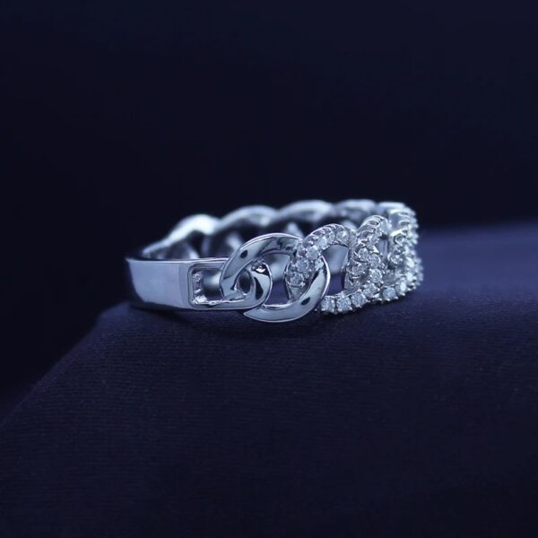 Round Cut Diamond Ring