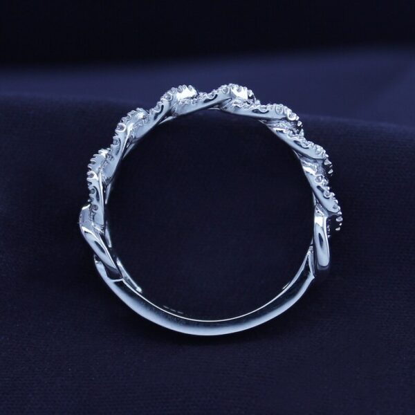 Round Cut Diamond Ring