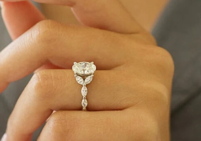 Oval Cut Moissanite Ring