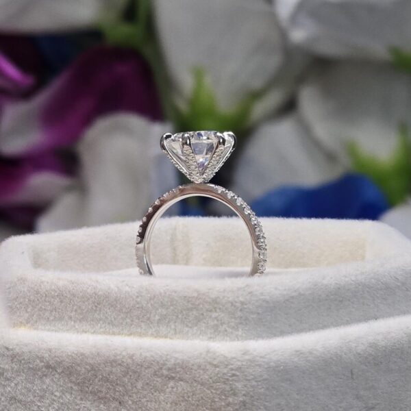 Round Cut Moissanite Diamond Ring